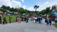 Manager Operasional Lembang Park and Zoo Iwan Susanto mengatakan kunjungan wisatawan sudah ramai. Namun pihaknya masih belum membuka wahana bermain dan indoor di dalam area wisata.