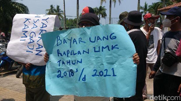 Puluhan karyawan sebuah hotel di Anyer berdemonstrasi dengan memblokir pintu masuk hotel. Mereka menuntut kejelasan uang pesangon hingga tunggakan gaji dibayar. (M Iqbal/detikcom)
