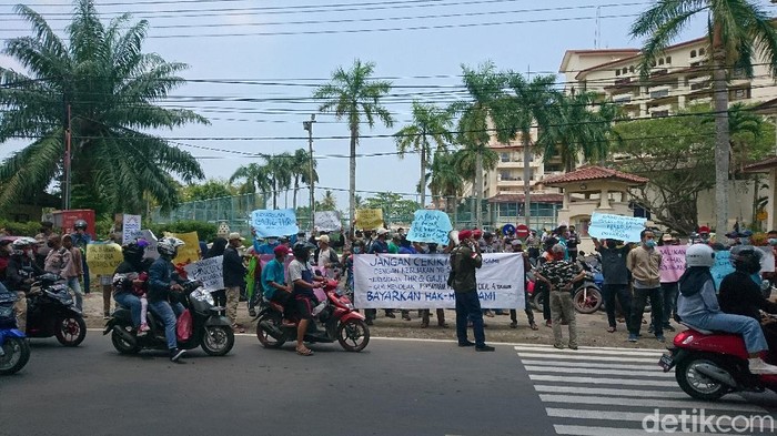 Puluhan karyawan sebuah hotel di Anyer berdemonstrasi dengan memblokir pintu masuk hotel. Mereka menuntut kejelasan uang pesangon hingga tunggakan gaji dibayar. (M Iqbal/detikcom)