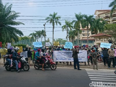 Karyawan Hotel Anyer Demo Tuntut Kejelasan Gaji-Pesangon