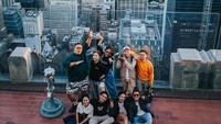 Tak sendiri, Rachel terlihat bersama beberapa selebgram dan artis seperti Gading Marten, Enzy Storia, hingga Arief Muhammad (Rachel Vennya/instagram)