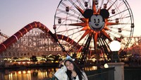 Dalam kesempatan ini Rachel melancong ke taman hiburan Disneyland California. Unggahannya tersebut menjadi foto penutup dari perjalanannya ke AS. (Instagram/@rachelvennya)