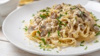 Spaghetti dengan saus jamur creamy ini juga salah satu menu pasta favorit. Mulur lembut spaghetti berpadu dengan jamur yang segar dan saus creamy. Langkah pembuatan dan tipsnya bisa kamu lihat di sini! Foto: iStock
