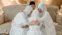 Haru dan bahagia terlihat di momen pengajian dan siraman calon istri Ridho DA. Terlebih ketika Syifa memohon restu dari orang tua. Foto: dok. Alto Portraiture