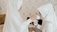 Selama pengajian, Syifa yang juga baru memutuskan berhijab terlihat mengikuti setiap prosesinya. Semua tamu yang hadir juga terlihat memakai pakaian serba putih. Foto: dok. Alto Portraiture