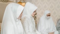 Suasana khusyuk terlihat dalam prosesi pengajian Syifa jelang pernikahan. Foto: dok. Alto Portraiture