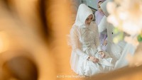 Di momen pengajian yang dilangsungkan beberapa hari lalu, calon istri Ridho DA, Syifa, tampil anggun menggunakan baju muslim dan jilbab serba putih. Foto: dok. Alto Portraiture