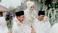 Senyum Syifa terlihat ketika digendong oleh dua saudara prianya. Ini melambangkan bahwa kasih sayang orang tua dan saudara kandung tidak akan pernah mati dan selalu mengiringi anaknya sampai jelang menuju tahap baru kehidupannya, yaitu menikah. Foto: dok. Alto Portraiture