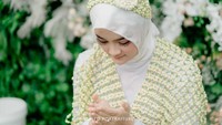 Setelah pengajian, Syifa juga menggelar prosesi siraman. Di momen ini Syifa mengenakan rompi dan bandana dari roncean melati. Foto: dok. Alto Portraiture