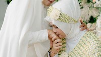 Sempat diumumkan batal menikah Oktober 2021, akhirnya Ridho DA memastikan pernikahannya dengan Syifa tetap dilangsungkan bulan ini, tapi tanggalnya dimundurkan. Awalnya mereka berniat menikah pada 10 Oktober 2021. Foto: dok. Alto Portraiture