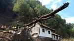 Rumah dan Mobil Tertimbun Longsor Akibat Gempa di Bali