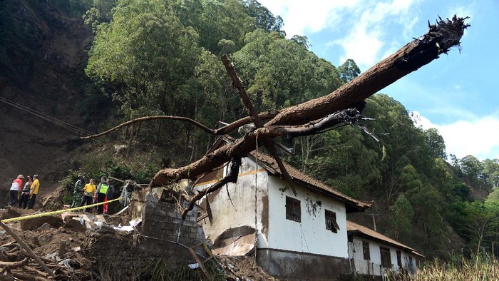 Rumah dan Mobil Tertimbun Longsor Akibat Gempa di Bali Petugas dan warga mengamati rumah yang rusak tertimbun longsoran bukit akibat gempa di kawasan Trunyan, Kintamani, Bangli, Bali, Sabtu (16/10/2021). Gempa bumi dengan magnitudo 4,8 SR yang terjadi di darat pada jarak delapan kilometer barat laut Karangasem dengan kedalaman 10 km pada Sabtu (16/10) pukul 04.18 Wita mengakibatkan sejumlah bangunan di Bali rusak dan tiga orang meninggal dunia. ANTARA FOTO/Fikri Yusuf/hp.