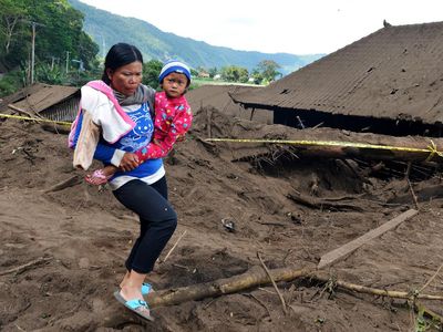 Rumah dan Mobil Tertimbun Longsor Akibat Gempa di Bali
