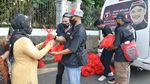 Sahabat Ganjar Tebar Bantuan di Jabar Naik Mobil Berwajah Ganjar