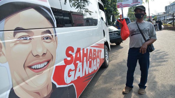 Sahabat Ganjar Tebar Bantuan di Jabar Naik Mobil Berwajah Ganjar