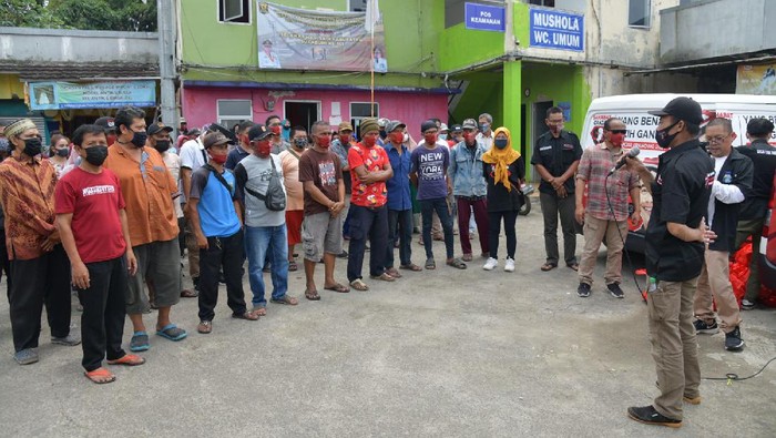 Sahabat Ganjar Tebar Bantuan di Jabar Naik Mobil Berwajah Ganjar Relawan Sahabat Ganjar membantu masyarakat terdampak pandemi COVID-19 dengan cara membagikan ratusan paket sembako.