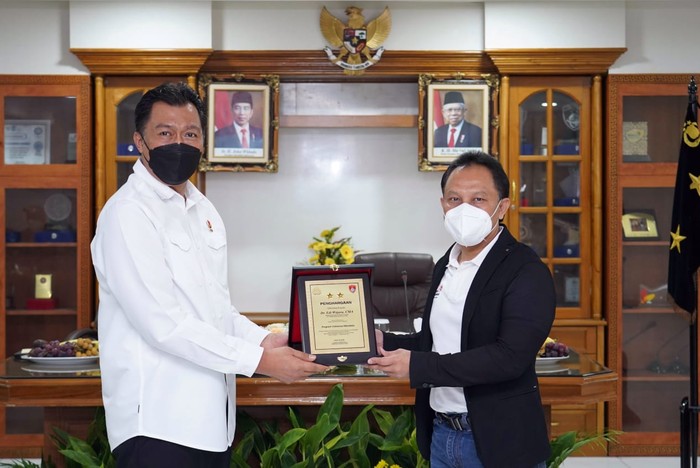 Selain meresmikan pelatihan, Polri juga memberi penghargaan kepada Telkom atas kontribusi perusahaan dalam mendukung kegiatan vaksinasi dan berbagai aktivitas kepolisian.