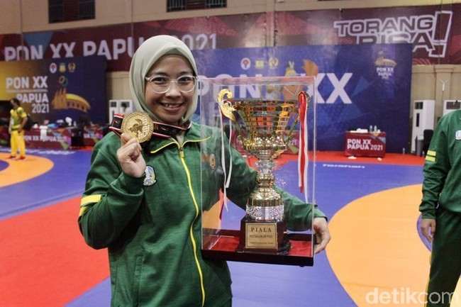 Shintia Eka Arfenda merupakan mahasiswi Pendidikan Olahraga Fakultas Ilmu Keolahragaan, Universitas Negeri Malang yang meraih medali emas cabor gulat putri kelas 50 kg di PON Papua 2021. Shintia yang berasal dari Kecamatan Tumpang, Malang itu sukses mengalahkan pegulat Kalimantan Timur Annisa Safitria. Foto: Dok. pribadi Shintia Eka Arfenda.