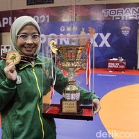 Shintia Eka Arfenda merupakan mahasiswi Pendidikan Olahraga Fakultas Ilmu Keolahragaan, Universitas Negeri Malang yang meraih medali emas cabor gulat putri kelas 50 kg di PON Papua 2021. Shintia yang berasal dari Kecamatan Tumpang, Malang itu sukses mengalahkan pegulat Kalimantan Timur Annisa Safitria. Foto: Dok. pribadi Shintia Eka Arfenda.