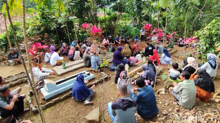 Sebanyak 11 siswa MTs Harapan Baru Kabupaten Ciamis meninggal dunia setelah tenggelam saat Susur Sungai. Saat ini salah satu korban dimakamkan di tempat pemakaman Desa Cimari.