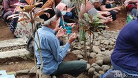 Para kerabat dan tetangga menghadiri pemakaman siswa korban tenggelam saat susur sungai.