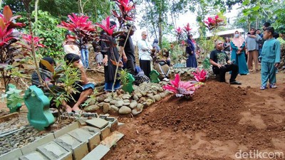 Siswa MTs Ciamis yang Tewas Saat Susur Sungai Dimakamkan