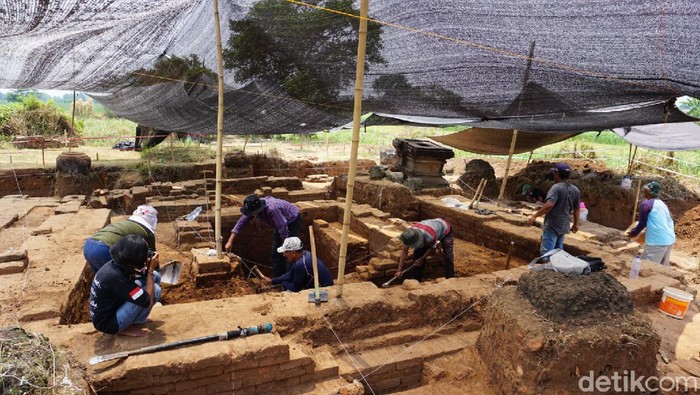 Ekskavasi Situs Watu Kucur di Desa Dukuhdimoro, Kecamatan Mojoagung, Jombang berakhir hari ini. Selama 10 hari ekskavasi, tim arkeolog menemukan struktur bangunan suci peninggalan para leluhur, yang bentuknya unik dan cukup rumit.