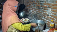 Sebelumnya ia juga pernah bereksperimen membuat oseng bunga durian, namun soto kembang durian adalah inovasi terbarunya yang sukses. Bahkan menu ini sudah dicoba bupati Kulon Progo juga.