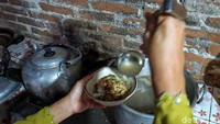 Ia menyajikan soto kembang durian di Omah Duren. Tak disangka, inovasi ini mendapat sambutan positif dari masyarakat. 