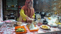 Pencipta soto kembang durian adalah Siti Qodriyah, yang juga merupakan istri pemilik dari Omah Duren, Mukhlasin. 
