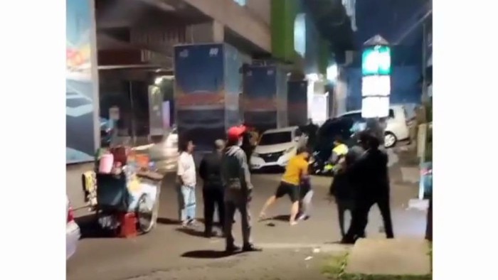 Tangkapan layar video viral perkelahian di Blok M, Jaksel, Jumat (15/10/2021) malam.