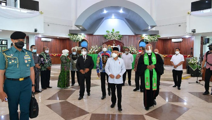 Wakil Presiden (Wapres) Maruf Amin meninjau Gereja Kristen Indonesia (GKI) Jemaat Pniel, Jayapura, Papua hari ini. Maruf berterimakasih kepada pengurus GKI Jemaat Pniel Jayapura yang menjaga umat dari bahaya pandemi COVID-19.