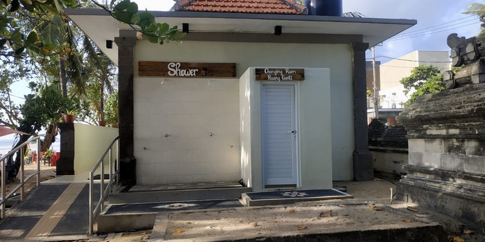 Toilet di Pantai Kuta Bertepatan dengan dibukanya Bali untuk penerbangan internasional,
Deputi Bidang Bidang Pengembangan Destinasi dan Infrastruktur Kemenparekraf/Baparekraf, Vinsensius Jemadu, secara resmi menyerahkan pilot project revitalisasi toilet di Pantai Kuta, Bali kepada Dinas Pariwisata Kabupaten Badung.