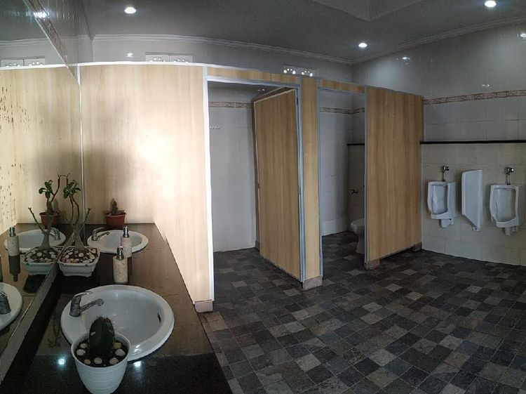 Penampakan Toilet Standar Bintang 5 di Pantai Kuta, Bali