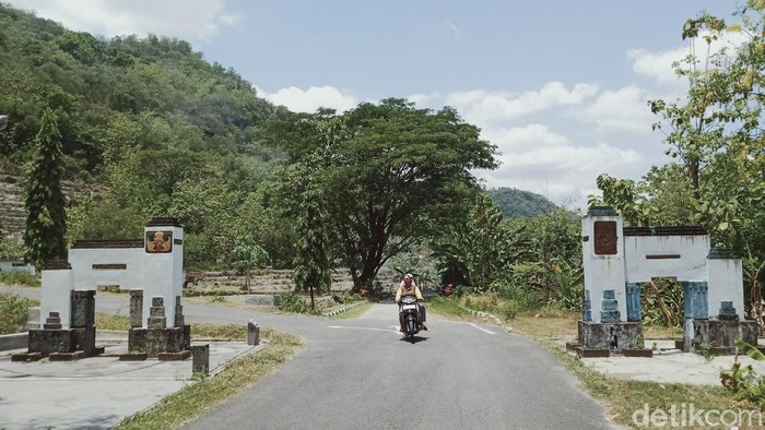 Tugu bekas tapal batas wilayah Kasunanan Surakarta dan Kasultanan Yogyakarta di Cawas, Klaten, Rabu (13/10/2021).