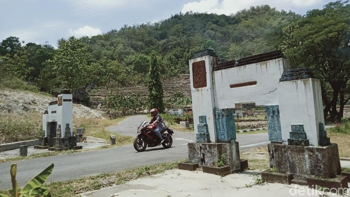Tugu bekas tapal batas wilayah Kasunanan Surakarta dan Kasultanan Yogyakarta di Cawas, Klaten, Rabu (13/10/2021).