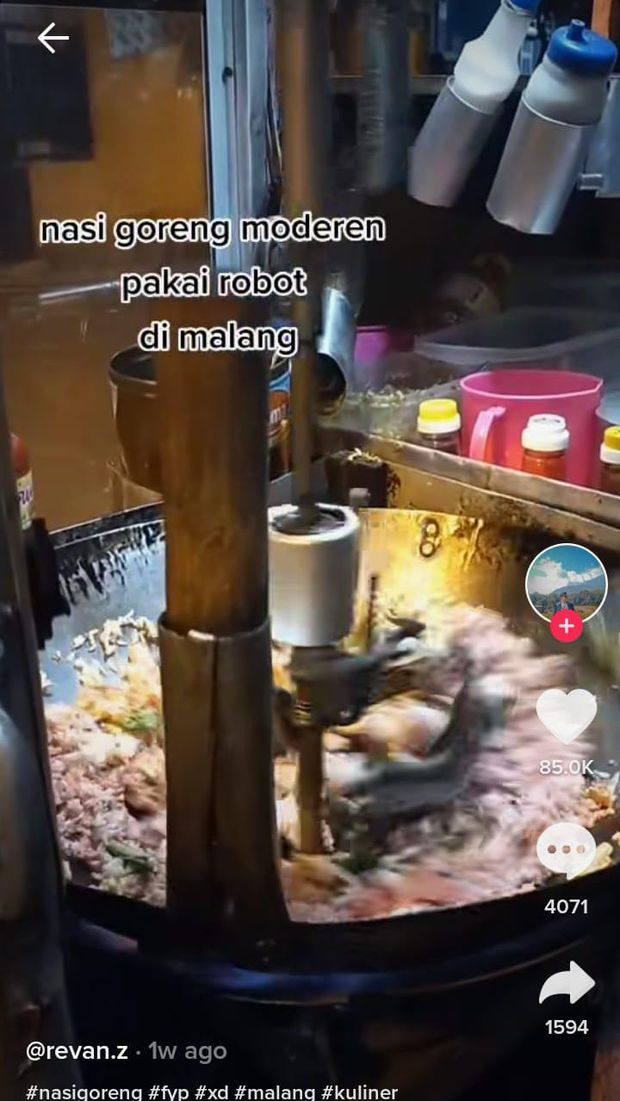 Penjual Nasi Goreng Ini Pakai Robot, Ternyata Ada Alasan Haru