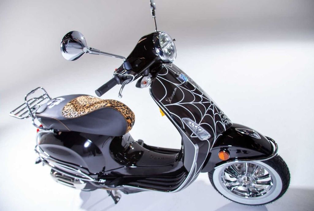 Vespa bertema horor Elvira Macabre
