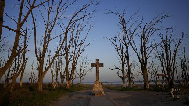 Villa Epecuen, 'Kota Hantu' yang Dulunya Destinasi Populer di Argentina Suasana sunyi langsung merayap saat memasuki Villa Epecuen, Argentina. Bekas kota wisata yang sangat ramai ini ditinggalkan penduduknya lantaran danau garam merendam total, 1985.