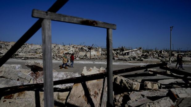 Villa Epecuen, 'Kota Hantu' yang Dulunya Destinasi Populer di Argentina Suasana sunyi langsung merayap saat memasuki Villa Epecuen, Argentina. Bekas kota wisata yang sangat ramai ini ditinggalkan penduduknya lantaran danau garam merendam total, 1985.