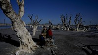 Epecuen yang terendam air asin mulai terlihat lagi saat cuaca berubah dan curah hujan menurun. Pada 2009, Epecuen mulai terlihat lagi.