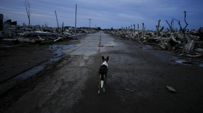 Villa Epecuen, 'Kota Hantu' yang Dulunya Destinasi Populer di Argentina Suasana sunyi langsung merayap saat memasuki Villa Epecuen, Argentina. Bekas kota wisata yang sangat ramai ini ditinggalkan penduduknya lantaran danau garam merendam total, 1985.