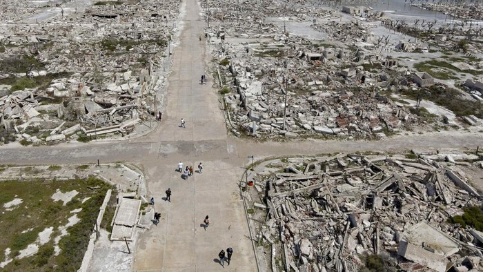 Villa Epecuen, 'Kota Hantu' yang Dulunya Destinasi Populer di Argentina Suasana sunyi langsung merayap saat memasuki Villa Epecuen, Argentina. Bekas kota wisata yang sangat ramai ini ditinggalkan penduduknya lantaran danau garam merendam total, 1985.