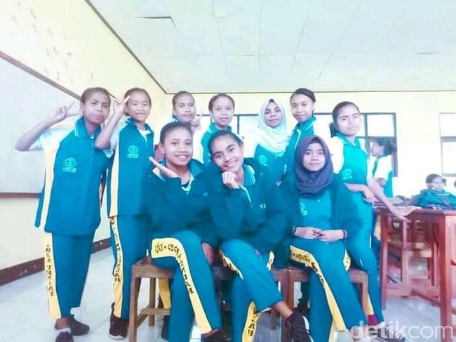 Kepada Wolipop, Fithry mengaku jika mengedit video TikTok tersebut pada 8 Oktober 2021 karena iseng semata. Menurut Fithry, Anisa adalah sahabatnya sejak masuk SMA. Menjadi teman sekelasnya, Anisa dilihatnya sebagai sosok yang pendiam, sopan dan baik. Hingga kini video kisah teman sekelas menjadi ibu yang diunggah Fithry tersebut sudah ditonton lebih dari 1,3 juta kali. Netizen membanjiri unggahan video TikTok itu dengan beragam komentar. Ada lebih dari 46 ribu komentar di unggahan tersebut. Foto: Dok. pribadi Fitriani Yuda.