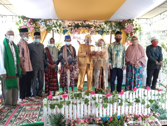 Fithry mengisahkan ayahnya adalah seorang duda. Dia dan kakaknya pun sepakat agar sang ayah bisa menikah lagi. Sebab jika mereka sudah dewasa dan menikah, keduanya akan keluar dari rumah. Siapa yang urus ayah kami, jadi kami sepakat untuk mencarikan ayah kami pasangan. Terus hampir dua atau tiga bulan kami tidak mendapat orang yang cocok sama ayah. Jadi saya berpikir untuk coba ngomong sama sahabat saya itu terus sahabat saya itu mau dan dia nyuruh saya buat kasih nomor dia ke ayah saya, ungkap Fithry dengan polos. Foto: Dok. pribadi Fitriani Yuda.