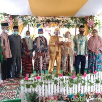 Fithry mengisahkan ayahnya adalah seorang duda. Dia dan kakaknya pun sepakat agar sang ayah bisa menikah lagi. Sebab jika mereka sudah dewasa dan menikah, keduanya akan keluar dari rumah. Siapa yang urus ayah kami, jadi kami sepakat untuk mencarikan ayah kami pasangan. Terus hampir dua atau tiga bulan kami tidak mendapat orang yang cocok sama ayah. Jadi saya berpikir untuk coba ngomong sama sahabat saya itu terus sahabat saya itu mau dan dia nyuruh saya buat kasih nomor dia ke ayah saya, ungkap Fithry dengan polos. Foto: Dok. pribadi Fitriani Yuda.