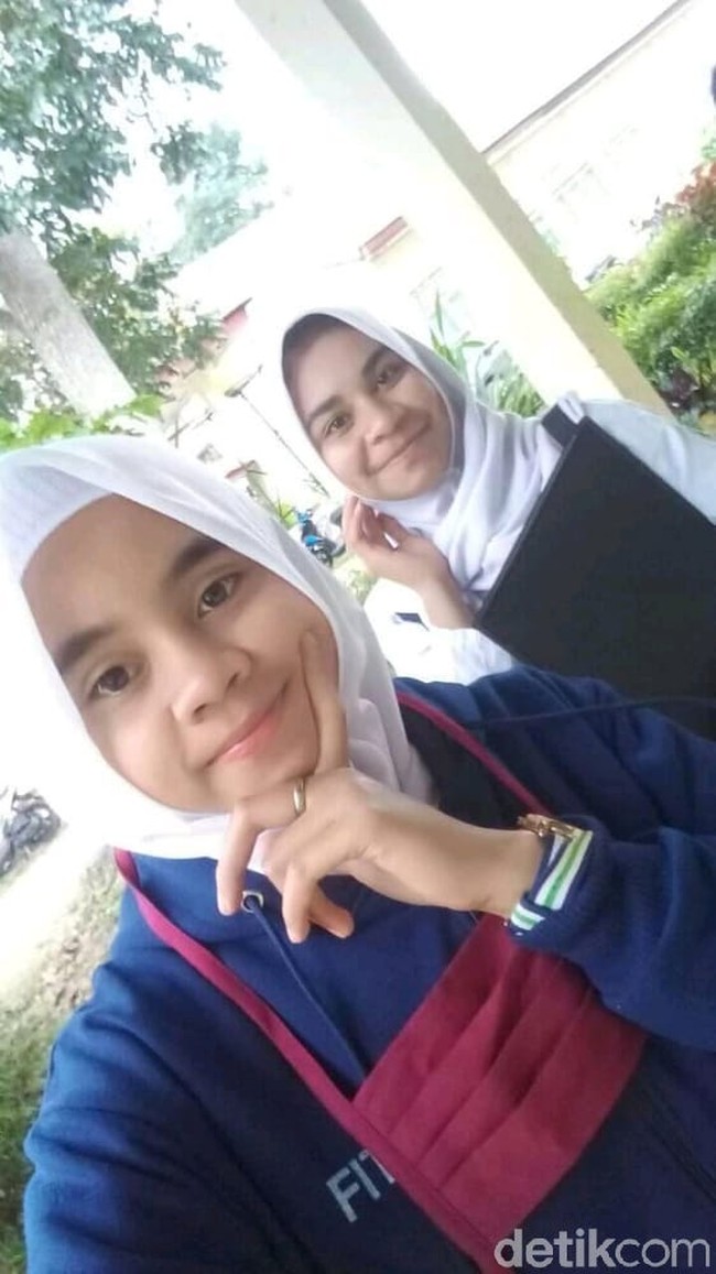 Kisah cinta seorang remaja yang menikah dengan ayah dari sahabatnya sendiri viral di media sosial. Sang ayah berusia 53 tahun dan wanita yang dinikahinya yaitu teman sekelas anaknya berusia 20 tahun. Adalah akun TikTok @fiithryyyyy_22 yang membagikan kisah viral tersebut. Dalam video tersebut terlihat Fithry membagikan foto dirinya dan teman sekelasnya sejak masih SMA hingga sang teman menikah dengan ayanya. Foto: Dok. pribadi Fitriani Yuda.