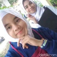 Kisah cinta seorang remaja yang menikah dengan ayah dari sahabatnya sendiri viral di media sosial. Sang ayah berusia 53 tahun dan wanita yang dinikahinya yaitu teman sekelas anaknya berusia 20 tahun. Adalah akun TikTok @fiithryyyyy_22 yang membagikan kisah viral tersebut. Dalam video tersebut terlihat Fithry membagikan foto dirinya dan teman sekelasnya sejak masih SMA hingga sang teman menikah dengan ayanya. Foto: Dok. pribadi Fitriani Yuda.