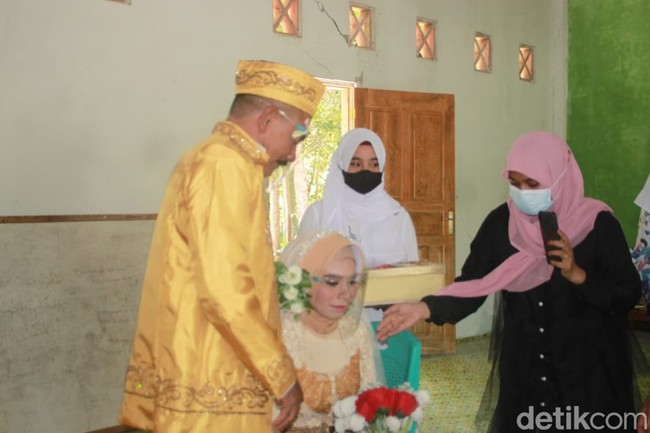 Sebagian netizen mengatakan cerita yang diungkapkan Fithry bak kisah sinetron. Ada juga yang penasaran bagaimana teman sekelasnya bisa menikah dengan ayahnya. Dikonfirmasi Wolipop, Fithry membenarkan video yang ia unggah di TikTok mengenai teman sekelasnya menikah dengan ayahnya. Seolah membantah keraguan netizen, dia menyangkal jika video yang diunggahnya tersebut settingan atau hoax. Foto: Dok. pribadi Fitriani Yuda.