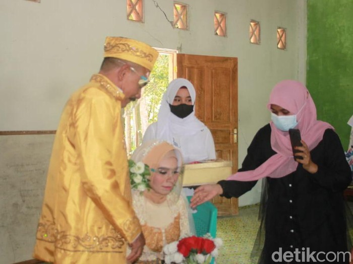 Viral wanita yang menikah dengan ayah sahabatnya sendiri. Foto: Dok. pribadi Fitriani Yuda. Viral wanita yang menikah dengan ayah sahabatnya sendiri. Foto: Dok. pribadi Fitriani Yuda.